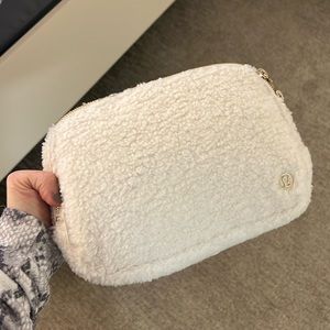 Lululemon Everywhere belt bag large fleece